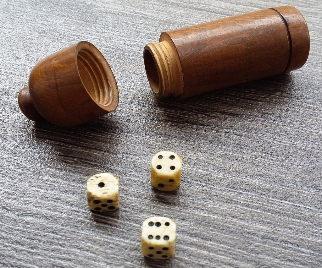 Omstreeks 1850 Reiskoker met Dobbelstenen Spel Gokspel