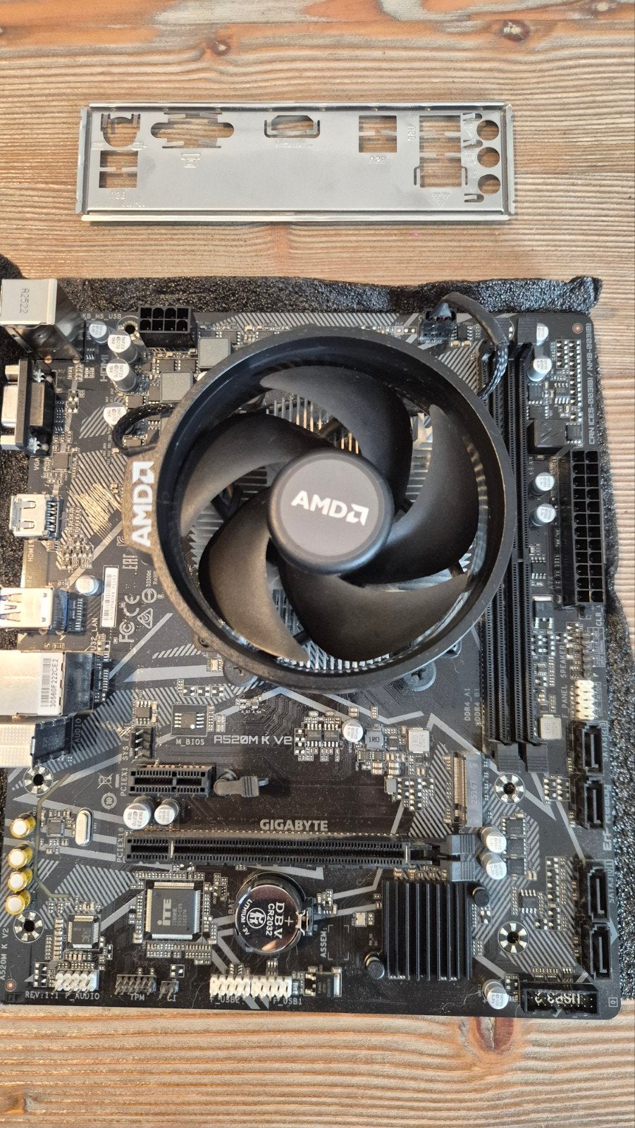 Gigabyte A520M K V2 Moederbord met AMD Ryzen 5 5500 CPU, Computers en Software, DDR4, AM4, Ophalen of Verzenden, Zo goed als nieuw