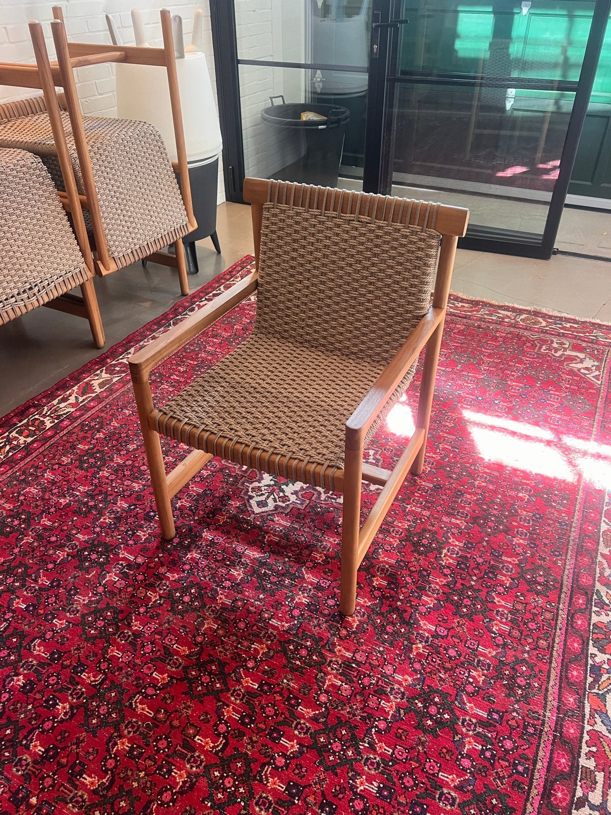 Stijlvolle Tribù Amani Armstoel - Teakhout & Gevlochten, Huis en Inrichting, Stoelen, Modern tropical, Bruin, Ophalen of Verzenden