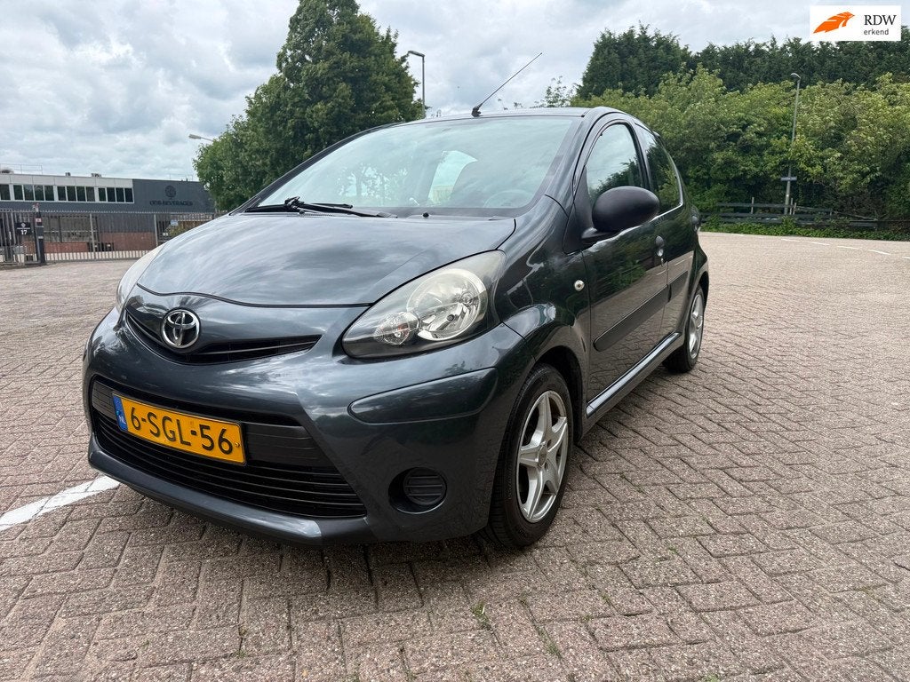 Toyota Aygo 1.0 VVT-i Now_AIRCO_LM VELGEN_NETTE AUTO, Euro 5, Stof, Gebruikt, Zwart