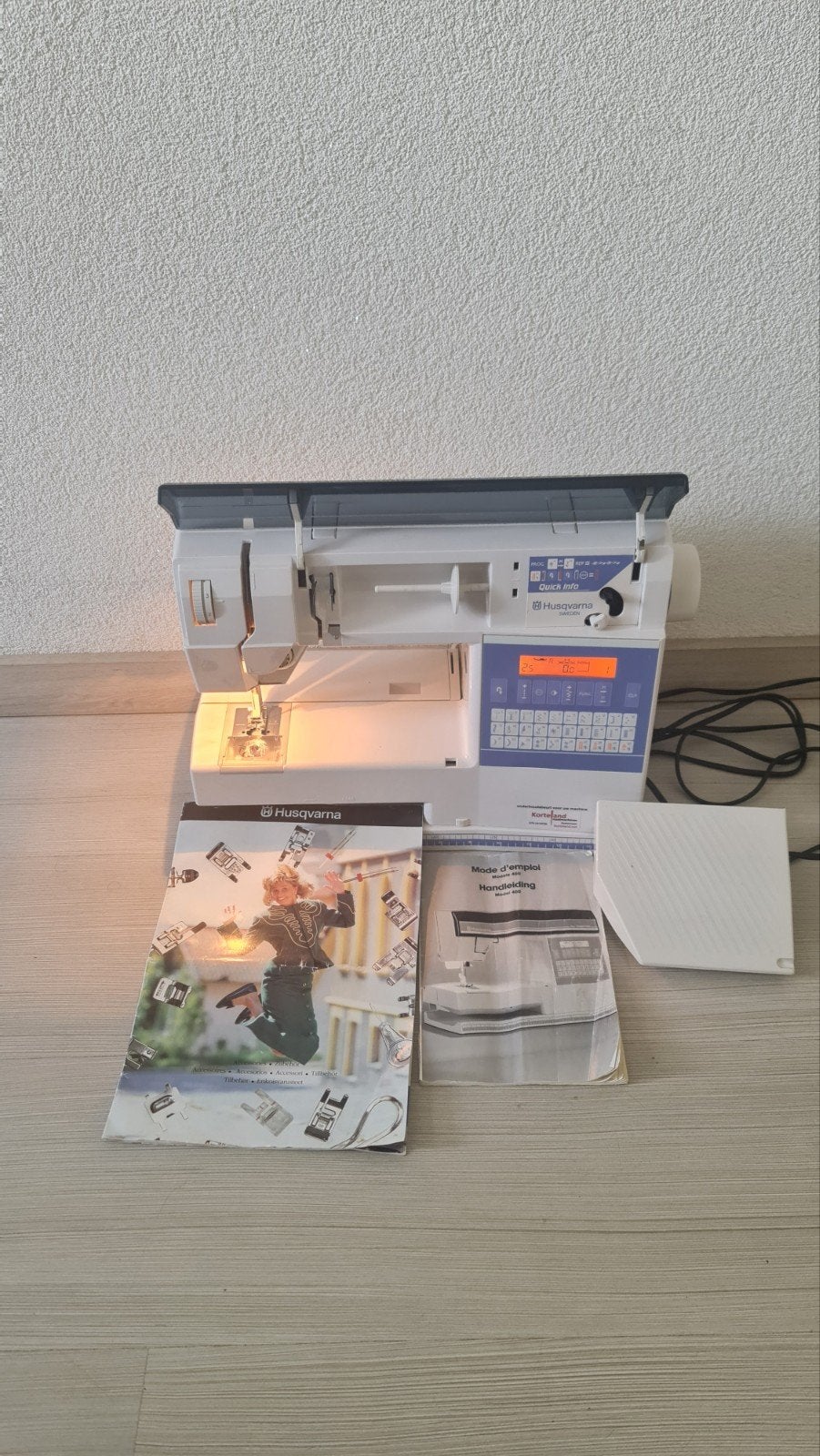 Husqvarna 400 Naaimachine alles kompleet met boek je bij, Ophalen of Verzenden, Zo goed als nieuw, Naaimachine, Husqvarna
