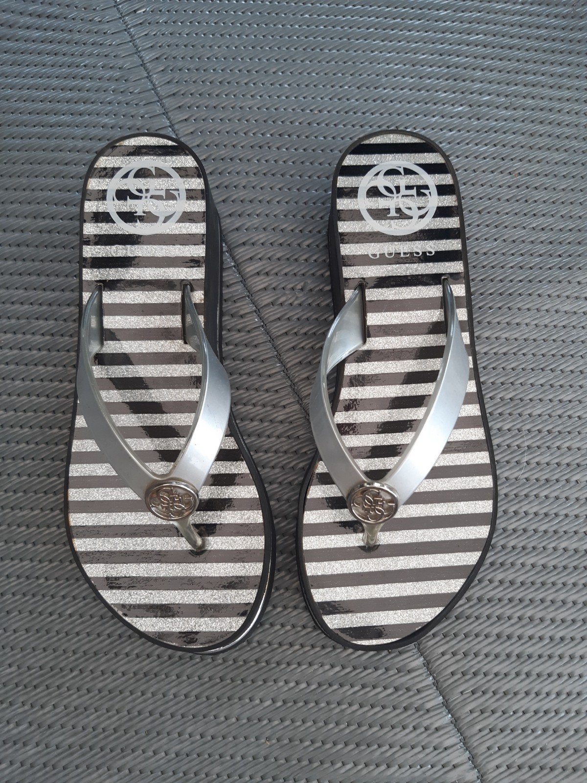 Nieuwe teenslippers van Guess, Guess, Zwart, Nieuw, Ophalen of Verzenden