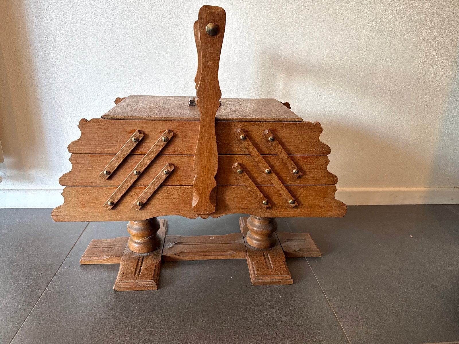 Vintage houten naaidoos op standaard, Ophalen, Gebruikt, Overige typen