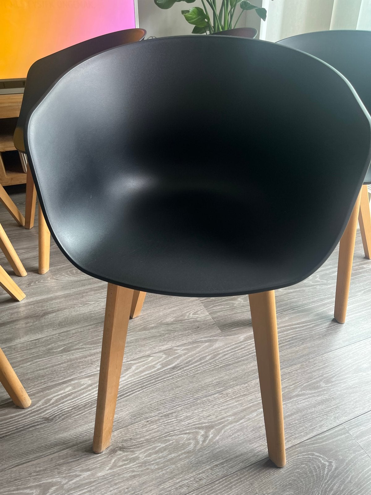 6 zwarte kuipstoelen van kunststof met houten poten., Ophalen, Kunststof, Gebruikt, Zwart