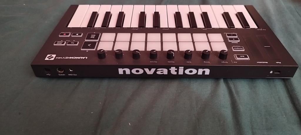 Novation Launchkey Mini MK3 MIDI Controller, Ophalen of Verzenden