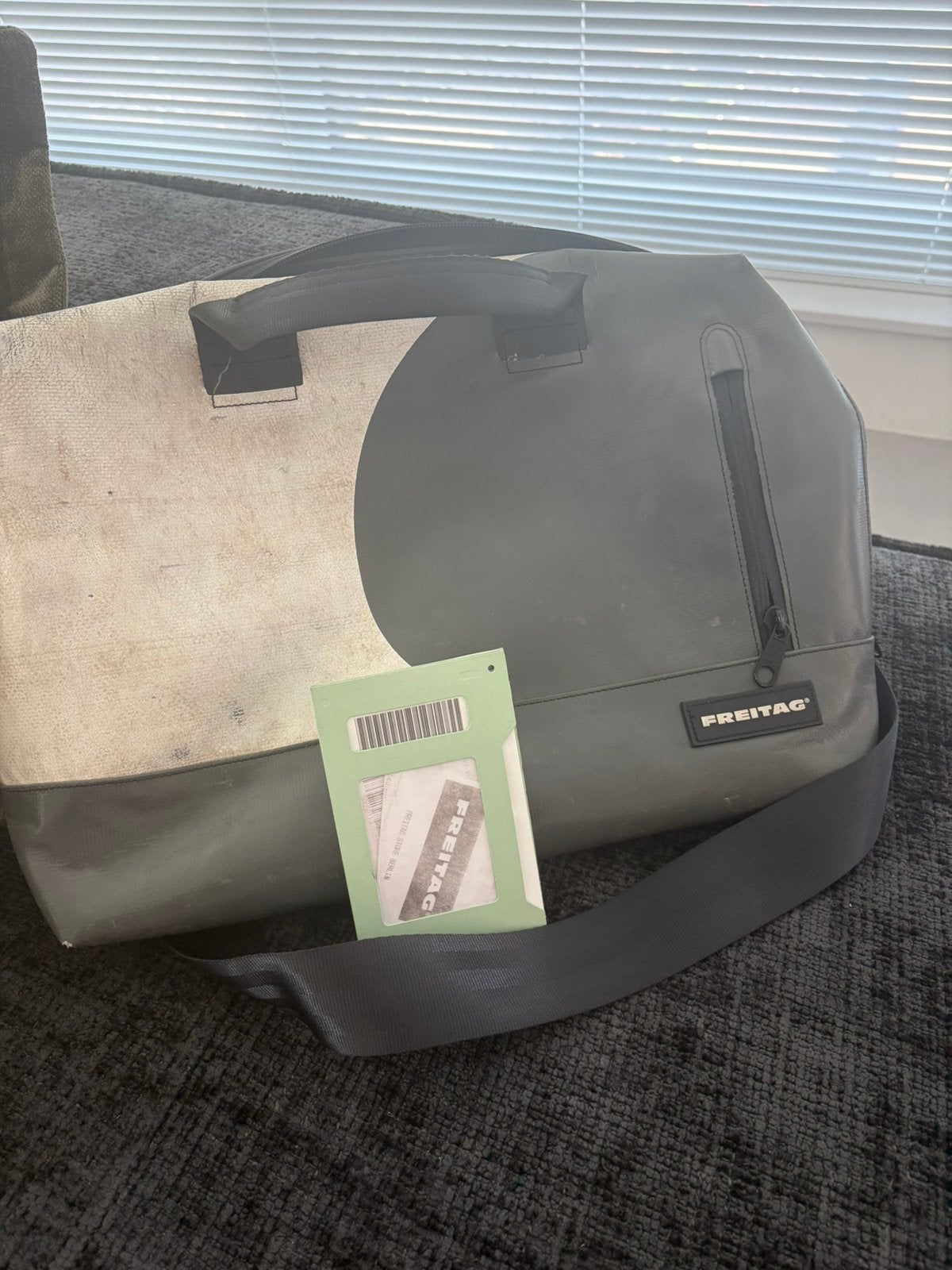 Freitag Roy F305 laptoptas  grijs zwart wit, Computers en Software, Ophalen of Verzenden, 15 inch, Zo goed als nieuw, Aktetas