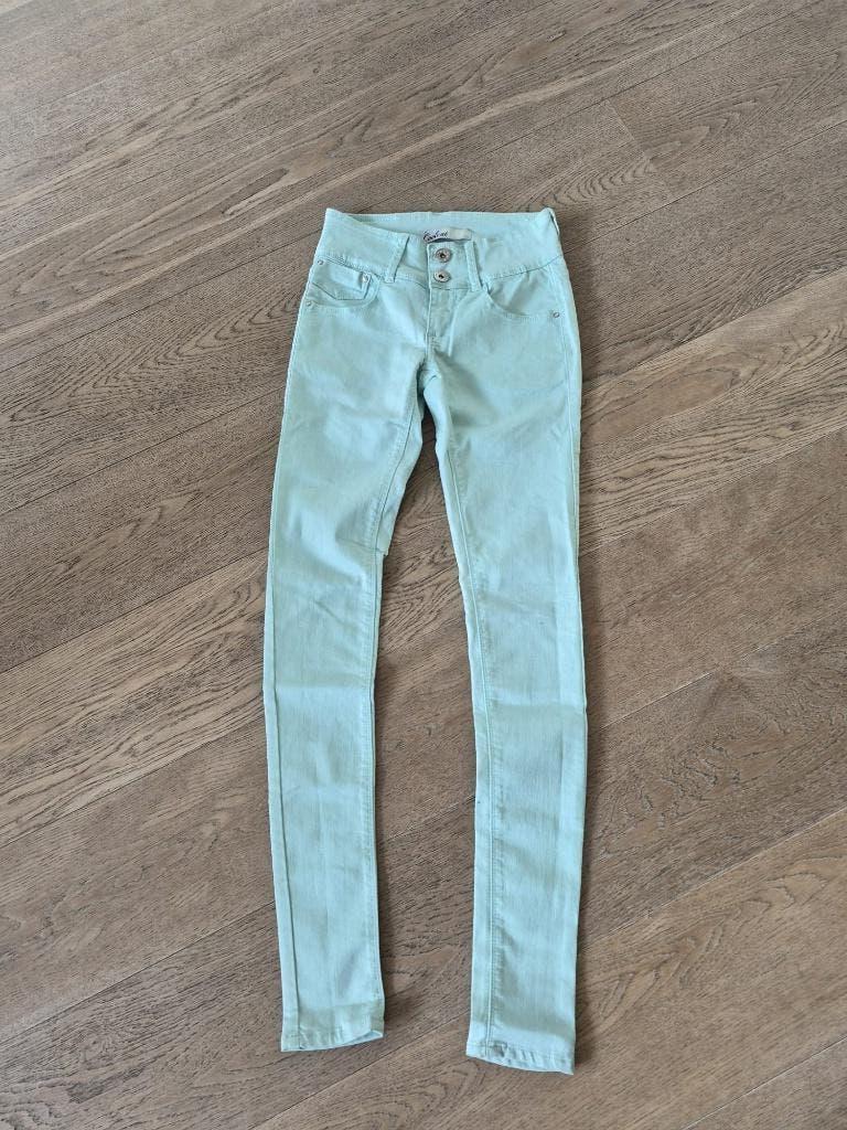 Skinny Broek Coolcat maat XS dames - lime groen, Kleding | Dames, Broeken en Pantalons, Ophalen of Verzenden, Zo goed als nieuw