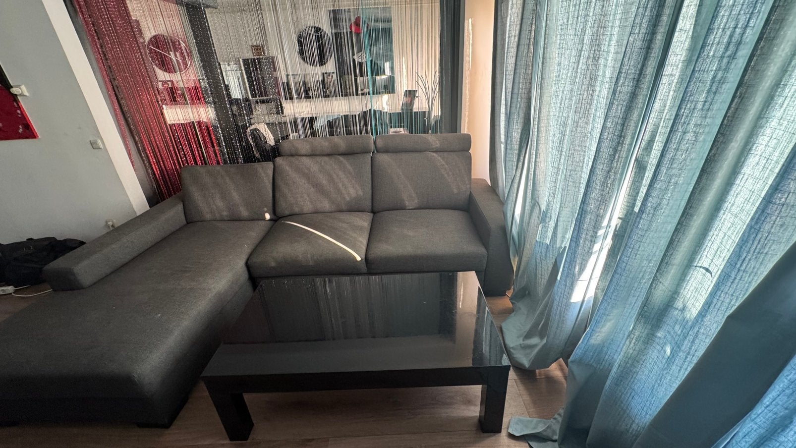 Driehoek bank met gratis mooie zwarte tafel, Huis en Inrichting, Ophalen, 250 tot 300 cm, Gebruikt, Hoekbank