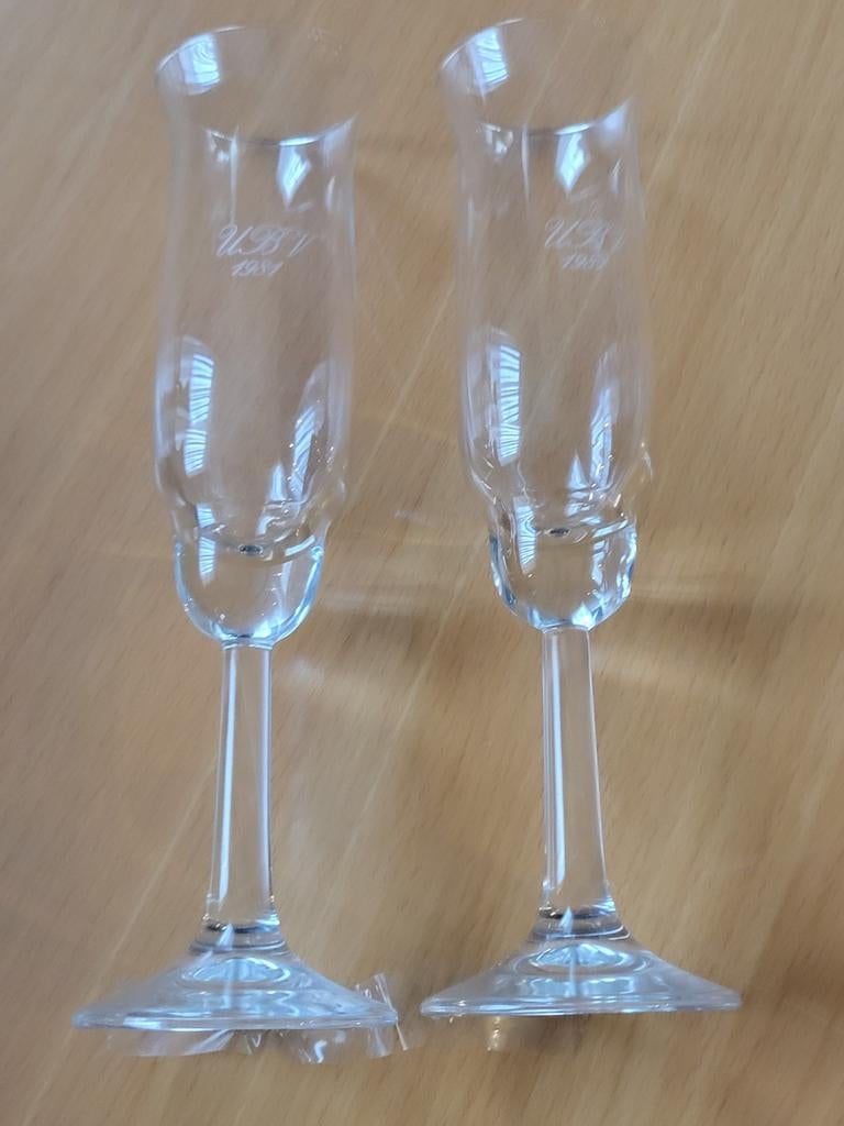 Twee glazen met inscriptie U.B.V. 1987, Ophalen