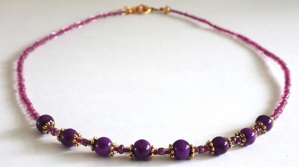 Ketting met kralen en rocailles in orchidee paars, Sieraden, Tassen en Uiterlijk, Kettingen, Ophalen of Verzenden, Nieuw, Paars