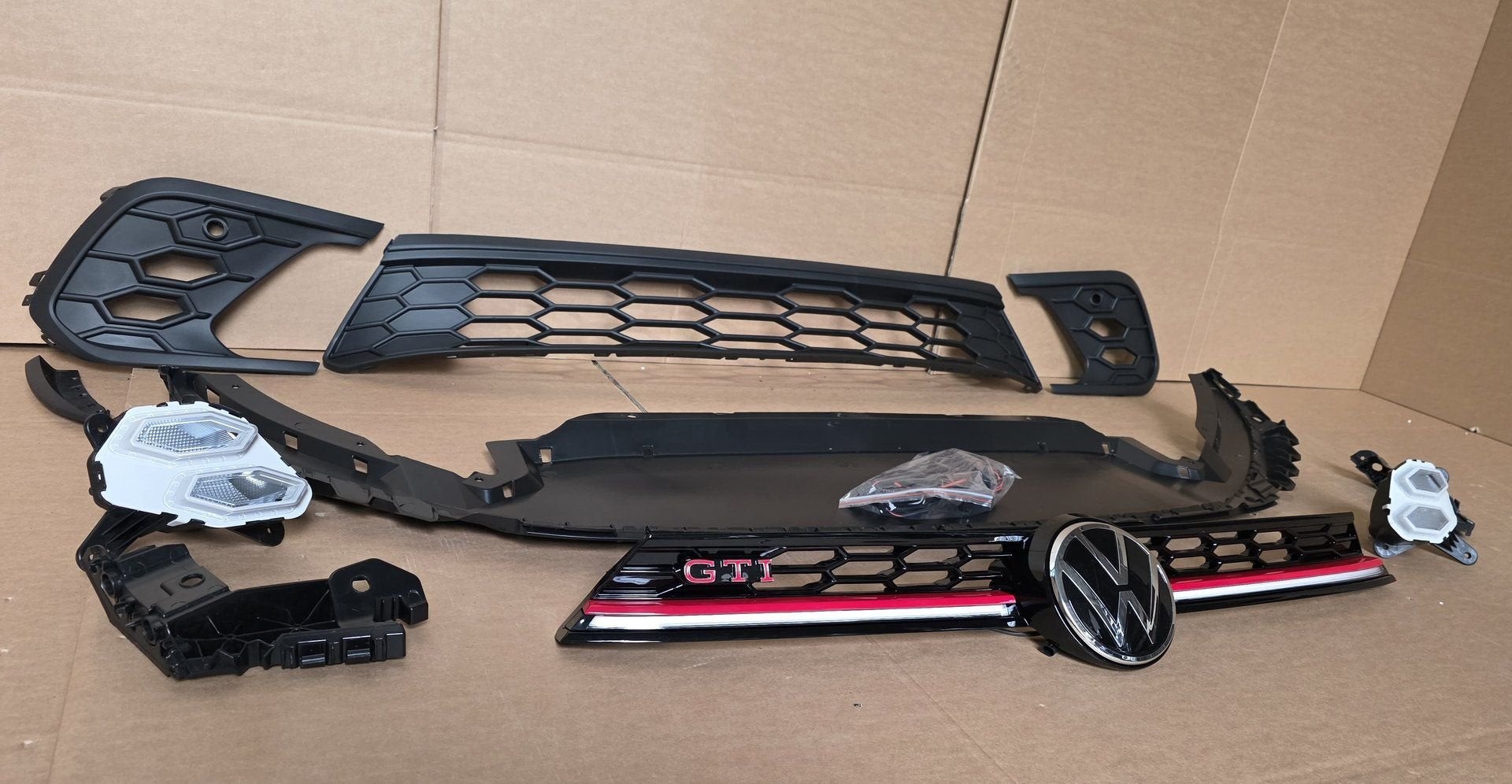 Roosters Mistlamp Spoiler Grill LED VW POLO 2G FACELIFT GTI, -, Voor, Nieuw, Ophalen of Verzenden