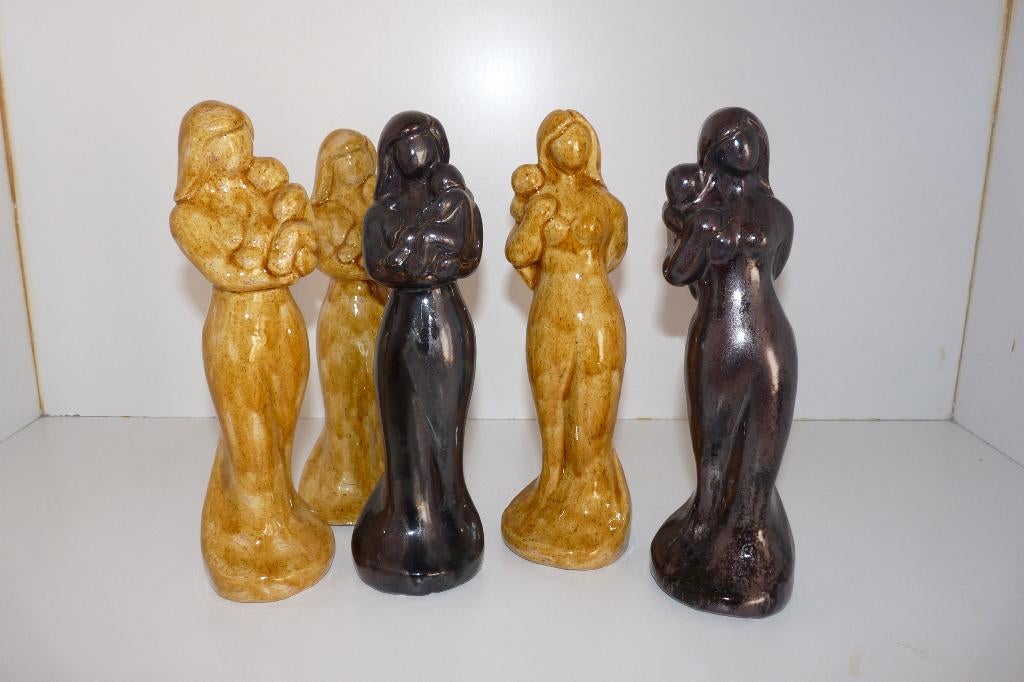 002 Handmade keramiek beeld dame met baby, 24 cm hoog, Ophalen of Verzenden, Nieuw, Steen/keramiek