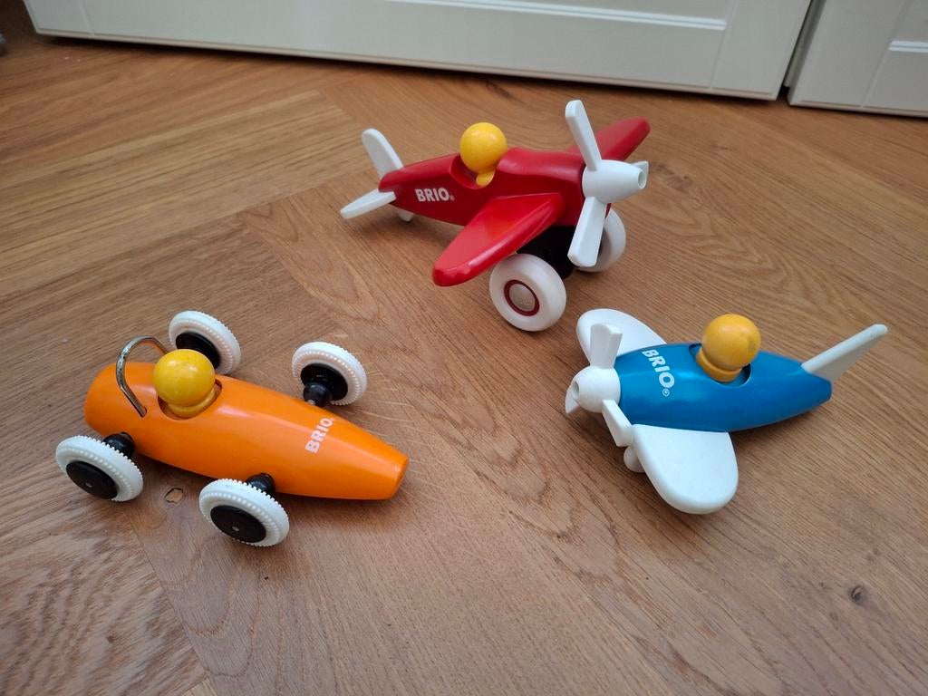 Brio houten speelgoed: 2 vliegtuigen en 1 auto, Ophalen of Verzenden, Gebruikt