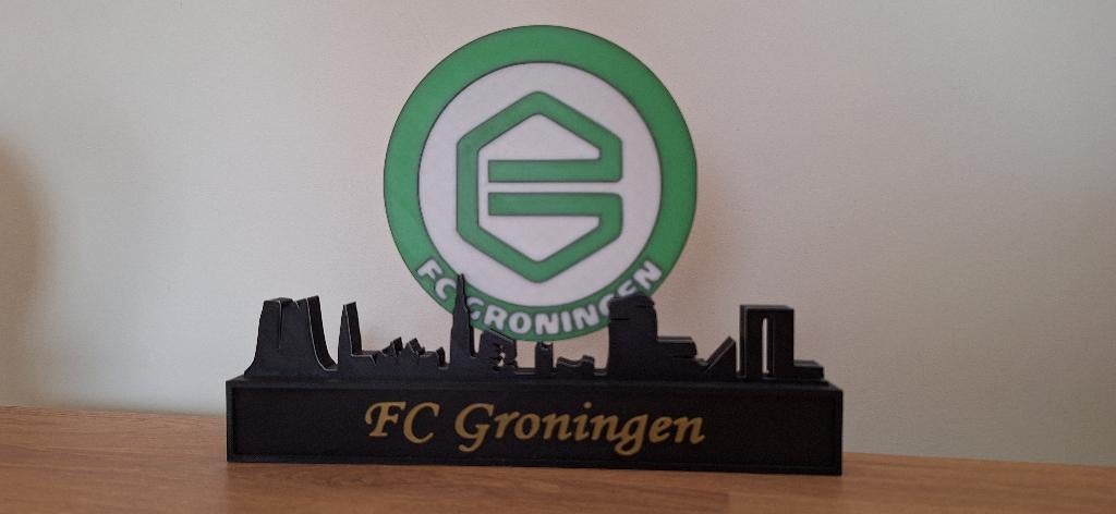 3D-geprinte FC Groningen display – logo & skyline, Ophalen of Verzenden, Nieuw, Overige binnenlandse clubs, Beeldje of Poppetje