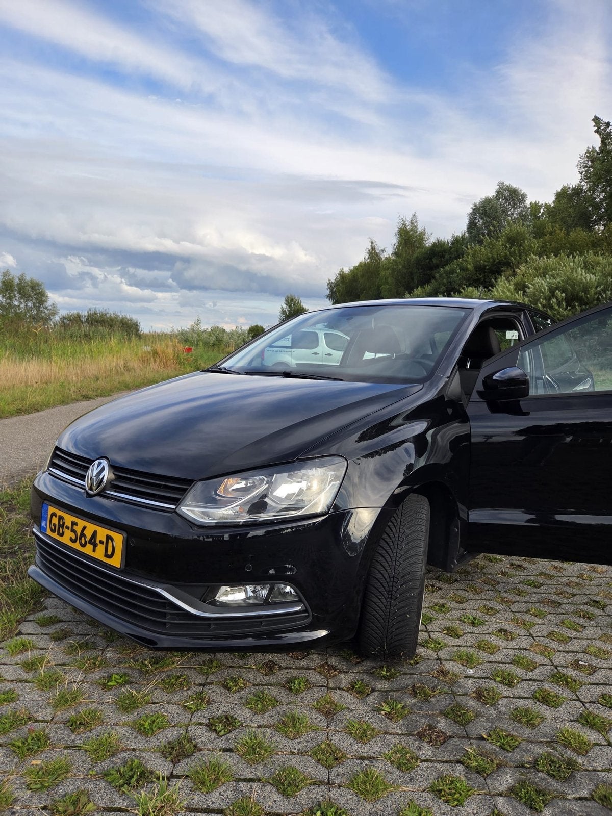 Volkswagen Polo 1.2 TSI 66KW 2015 Zwart, Dealer onderhouden, Stof, 40 €/maand, Zwart