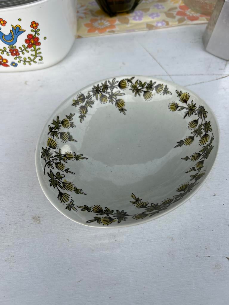 Gouda Zenith schaal met bloemmotief - klein chipje, Antiek en Kunst, Ophalen of Verzenden