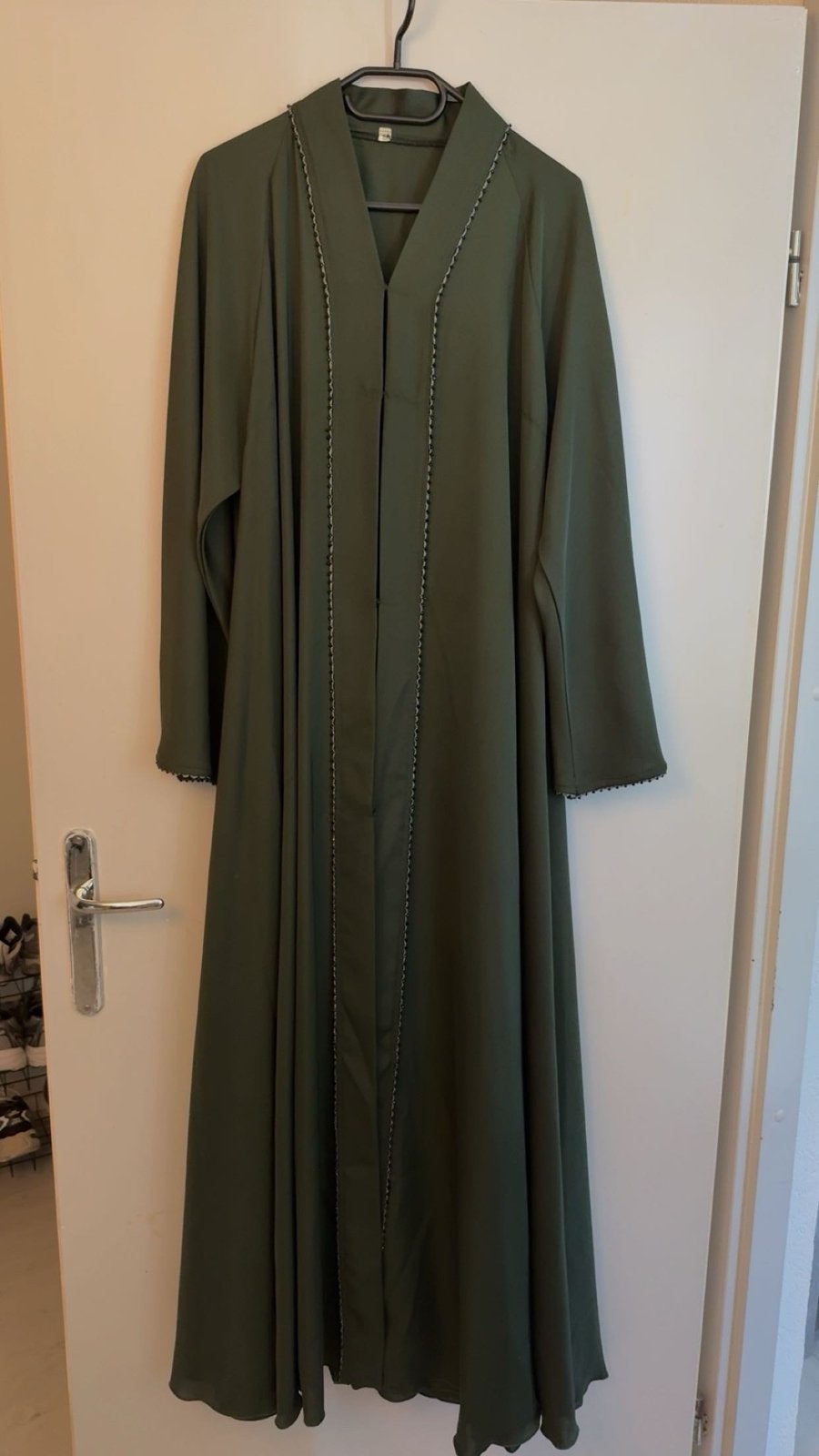 Mooie olijfgroene abaya met kralen details, Kleding | Dames, Maat 38/40 (M), Verzenden, Zo goed als nieuw, Onder de knie