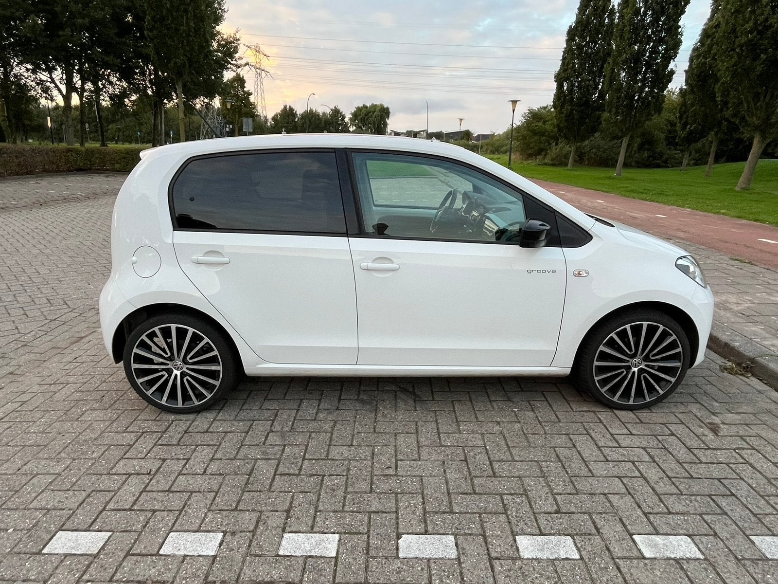 VW UP | 75PK | GROOVE | Open Dak | 17” | PDC | DAB