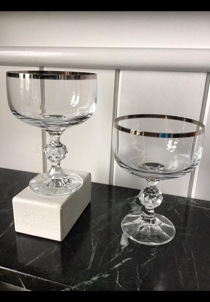 Twee glazen op voet + zilveren rand. Wijnglas, champagneglas, Ophalen of Verzenden, Zo goed als nieuw, Overige typen