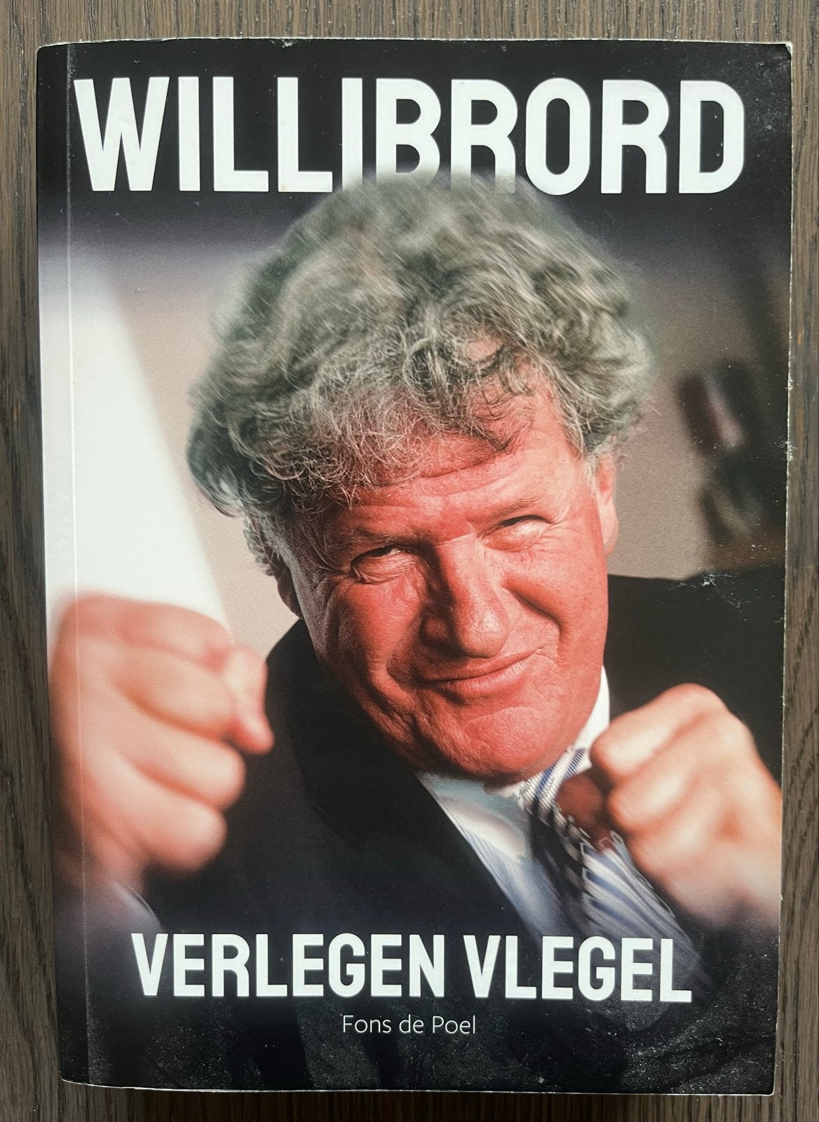 Willibrord Frequin - Verlegen Vlegel door Fons de Poel, Ophalen of Verzenden, Gelezen, Film, Tv en Media