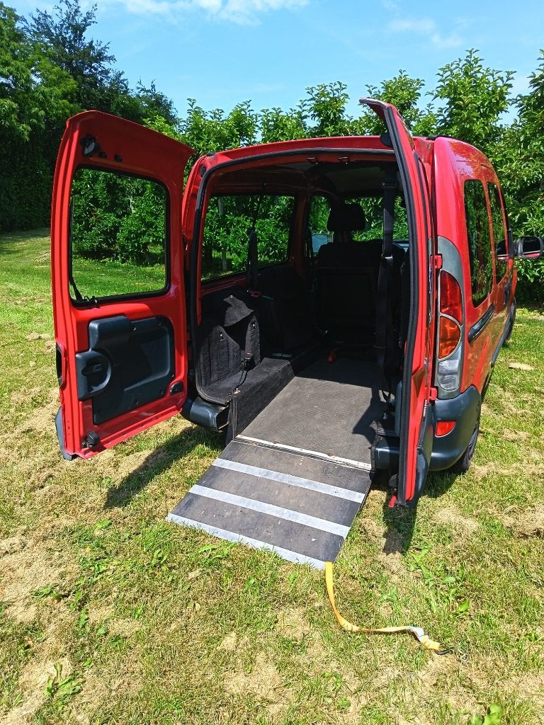 Rolstoelauto Renault Kangoo AUTOMAAT met knielsysteem, 750 kg, 4 cilinders, Schuifdeur, Origineel Nederlands