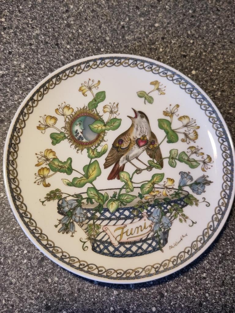HUTSCHENREUTHER BORDJE JUNI NACHTEGAAL, Ophalen of Verzenden, Zo goed als nieuw, Porselein, Bord of Schaal