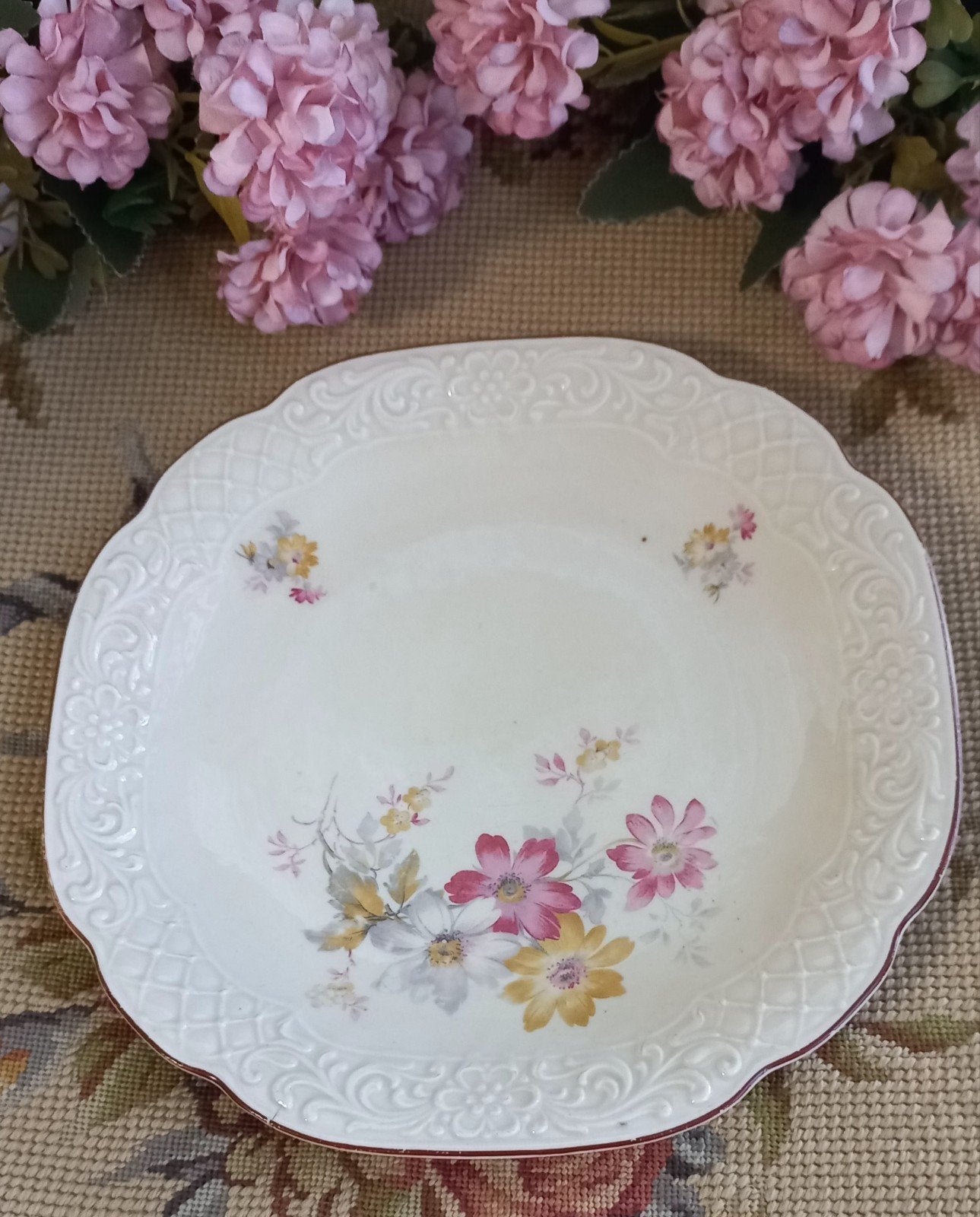 Leuk brocant ontbijtbordje, roze/gele bloem, genummerd, Ophalen of Verzenden