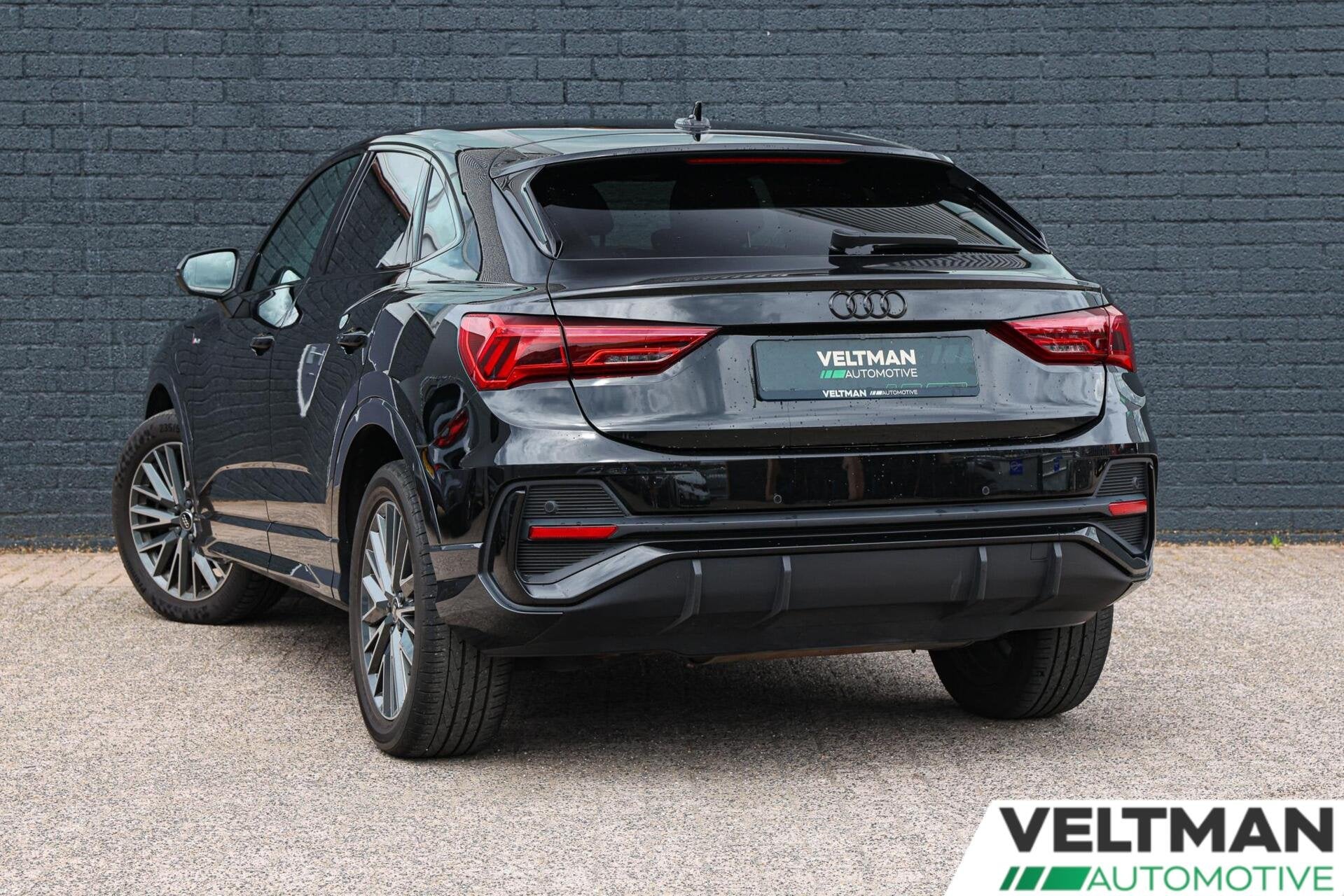 Audi Q3 45 TFSI e S-Line MATRIX 19INCH NAVI CARPLAY BLACK PA, Auto's, Gebruikt, Euro 6, Zwart, Hybride Elektrisch/Benzine