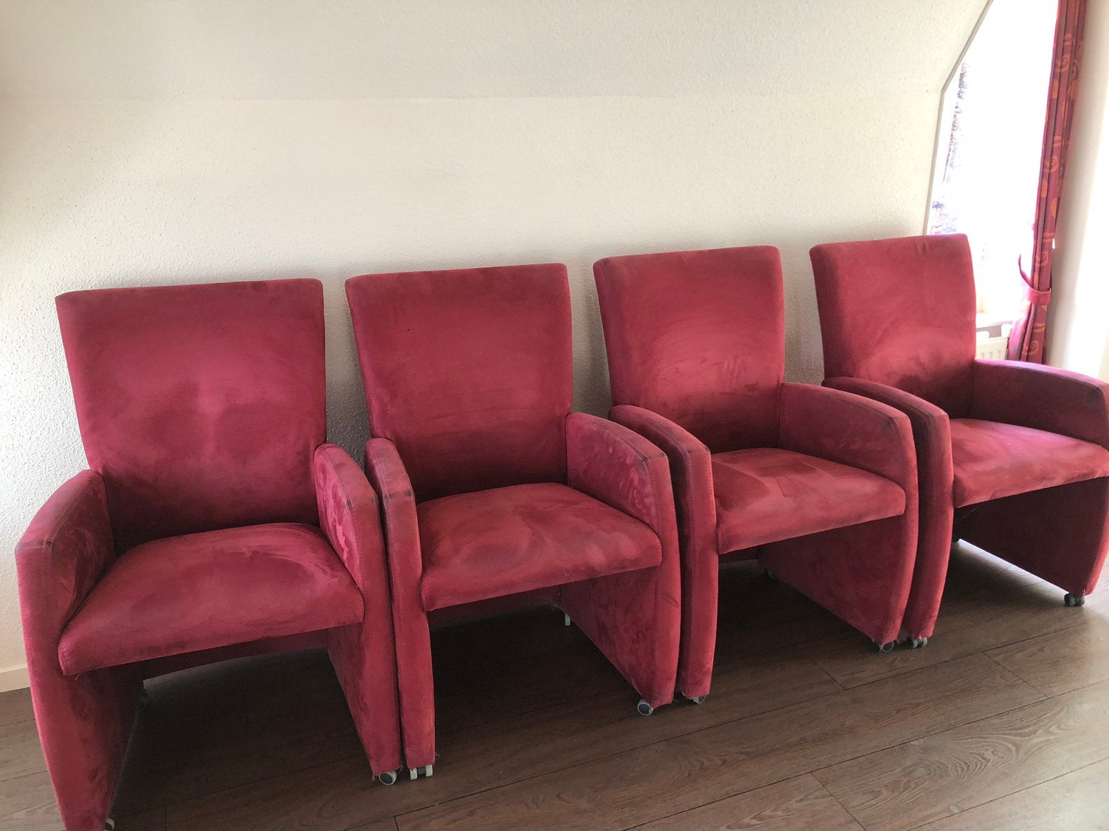 GRATIS 4 stuks Bordeaux rode stoelen, wieltjes!, Huis en Inrichting, Ophalen, Gebruikt, Vierpersoons of meer, Minder dan 150 cm
