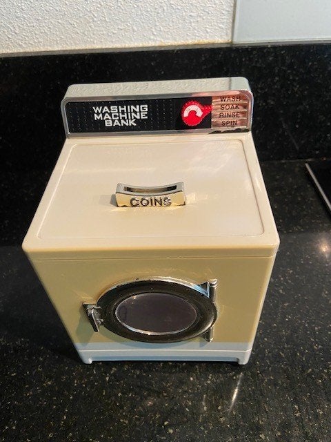 Vintage Whasing machine bank battery opp Wasmachine Spaarpot, Ophalen of Verzenden, Gebruikt, Metaal of Blik, Overige thema's