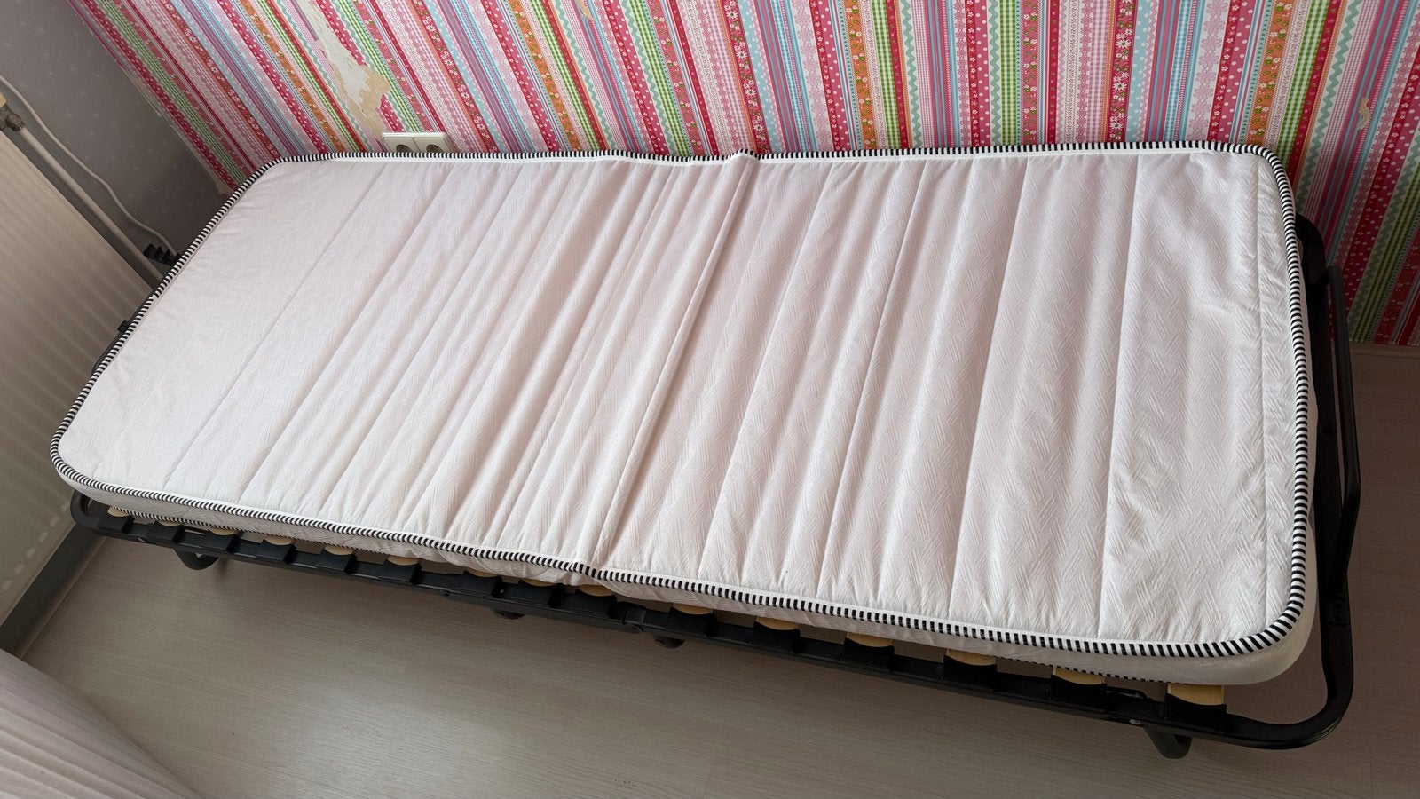 Inklapbaar logeerbed met matras, Huis en Inrichting, Ophalen, Gebruikt, Eenpersoons, Zwart