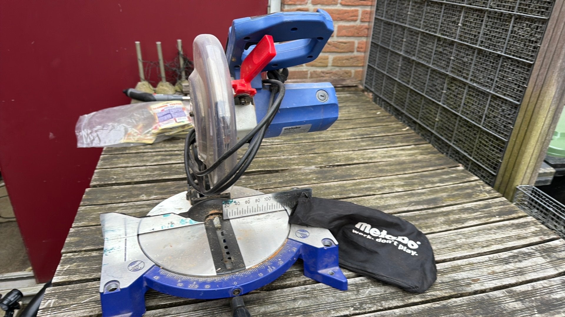 Metabo KS 210 Lasercut Afkortzaag - Gebruikt, Doe-het-zelf en Verbouw, Gereedschap | Zaagmachines, Gebruikt, Afkortzaag, 1200 watt of meer