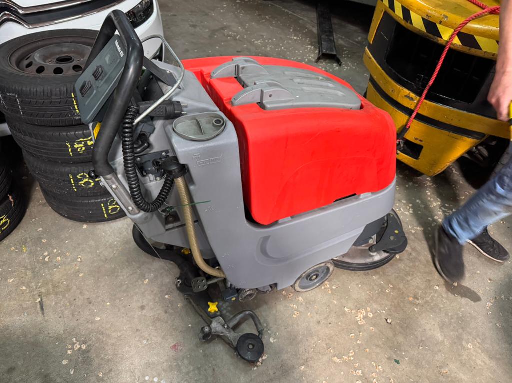 Hakomatic b30 schrobzuigmachine accu 2 jaar oud, Ophalen, Zo goed als nieuw
