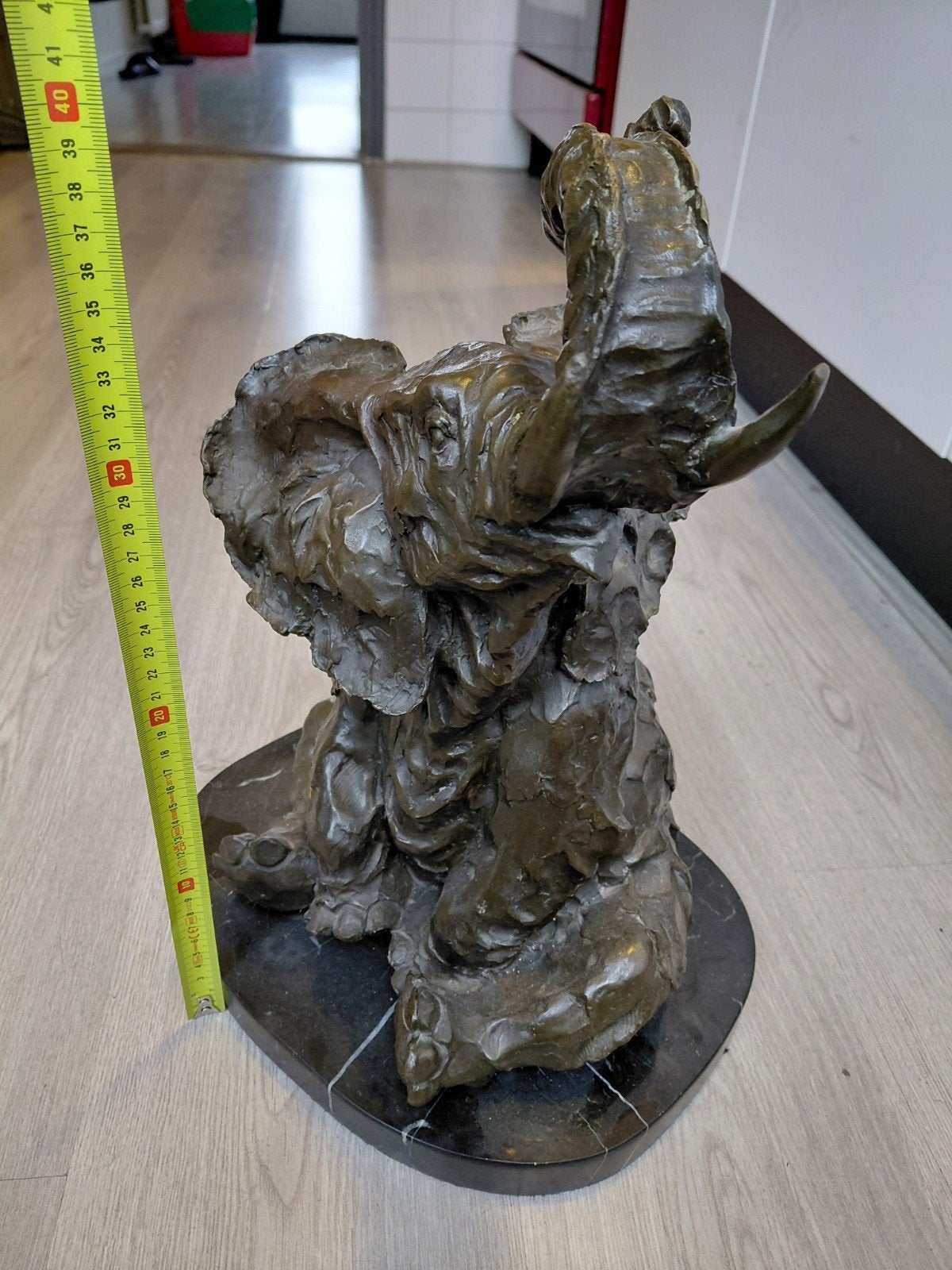 Bronzen olifant op marmeren sokkel, Ophalen, 20 - 50 cm, Op sokkel, Beeld