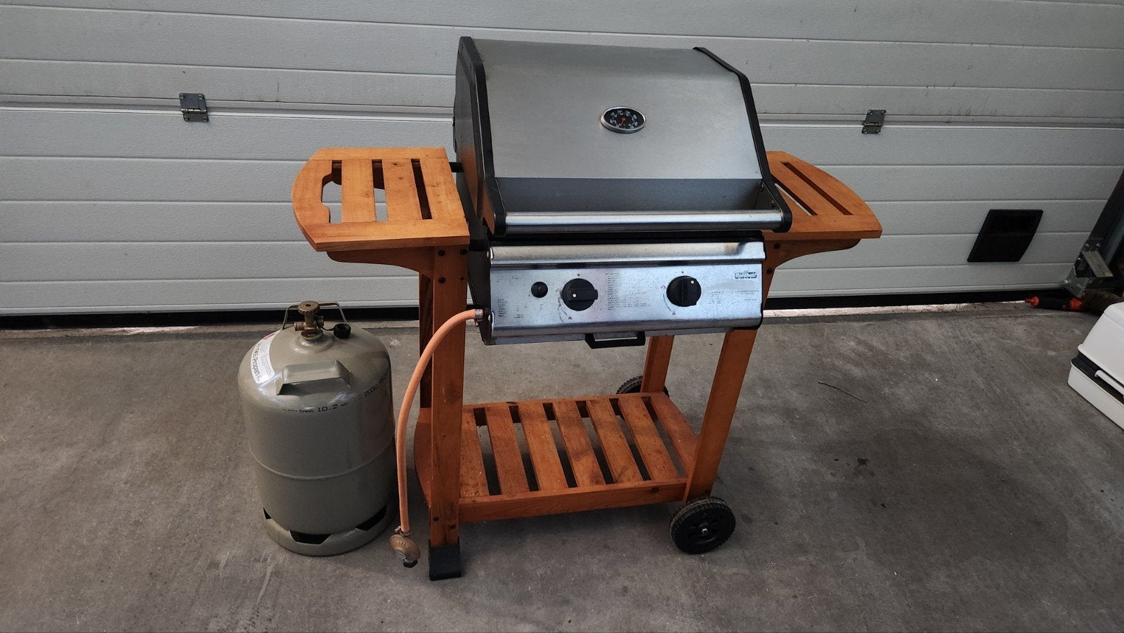 Gebruikte gasbarbecue met houten zijtafels en hoes, Ophalen, Gebruikt, Florabest