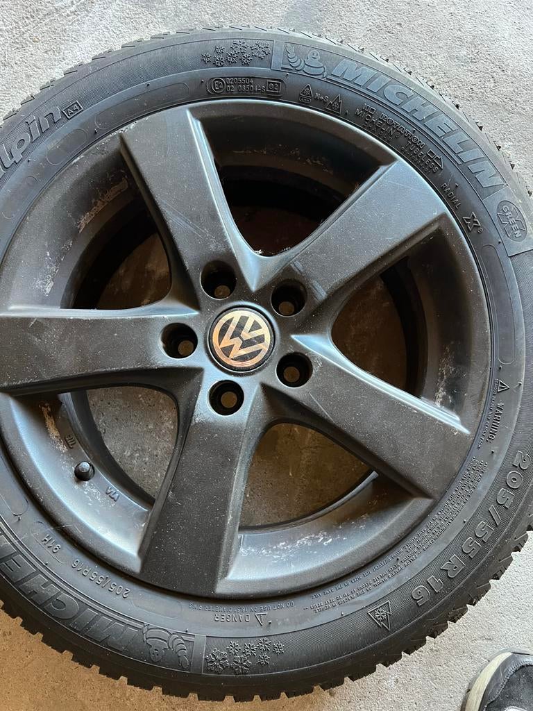Zwarte velgen met Michelin Winterbanden - 205/55R16, Ophalen, Gebruikt, 16 inch, Banden en Velgen