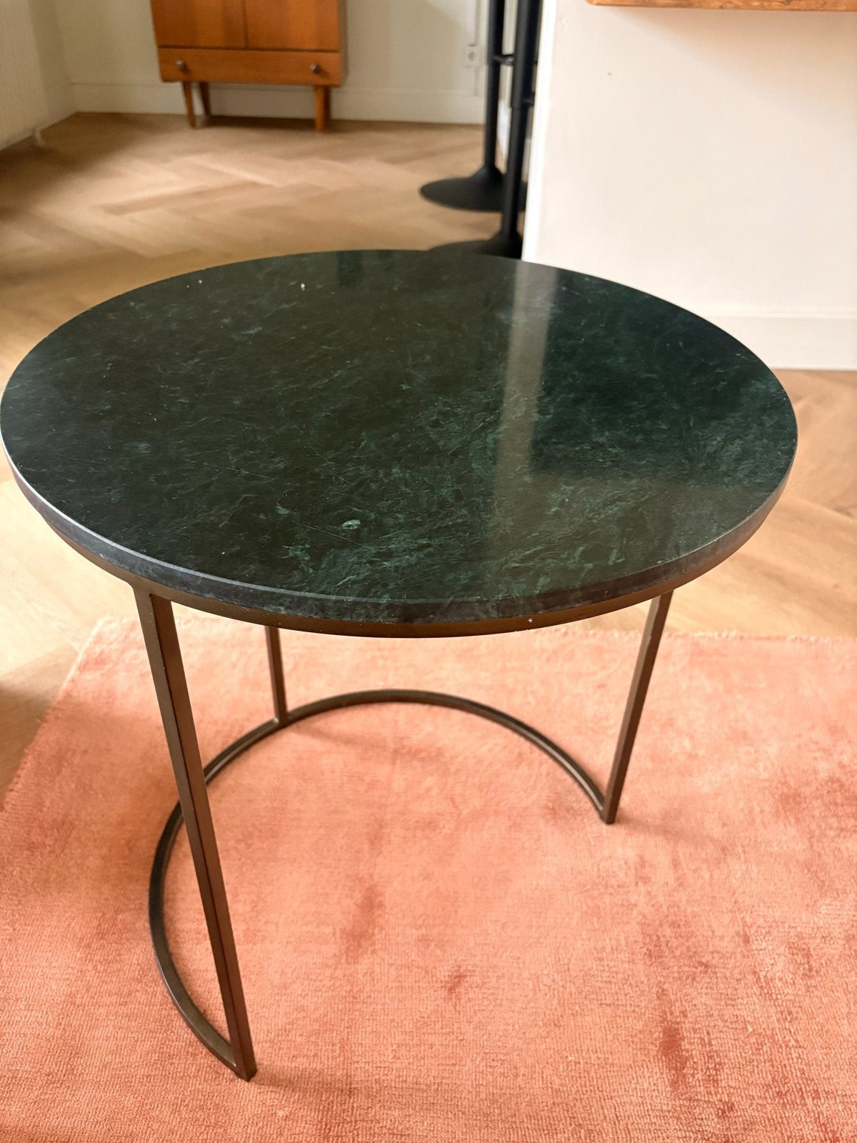 Ronde bijzettafel met groen marmeren blad, Huis en Inrichting, Ophalen, Minder dan 45 cm, Minder dan 55 cm, Metaal of Aluminium
