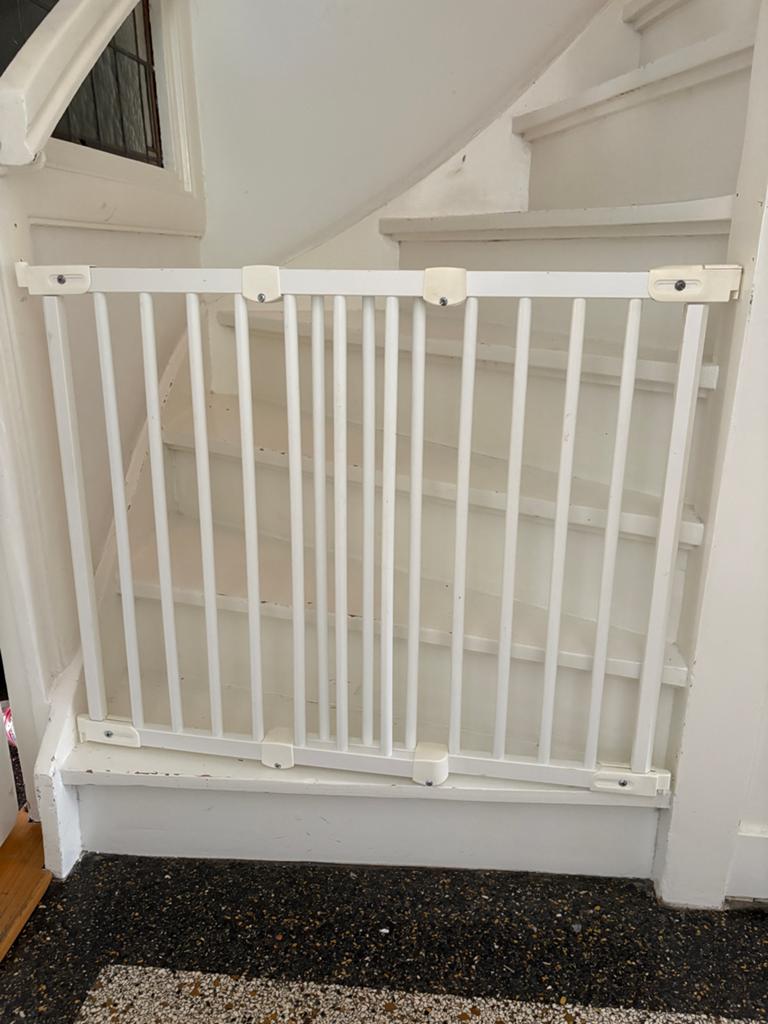 BabyDan houten flexibele traphekjes (2x), Kinderen en Baby's, Traphekjes, Ophalen, Zo goed als nieuw, Schroefhekje, Hout