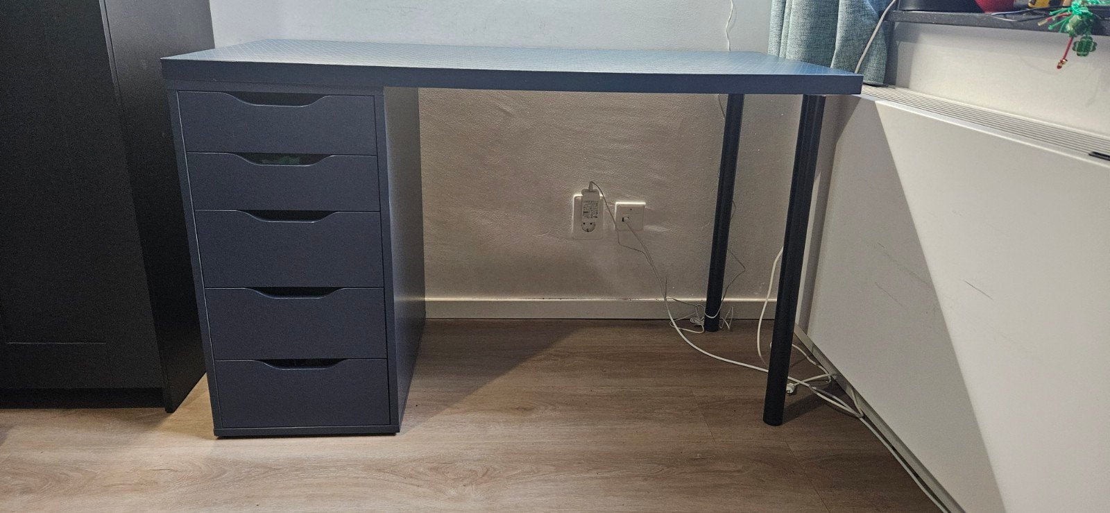 IKEA Bureau met Alex ladeblok donkerblauw met 5 laden, Ophalen, 100 tot 150 cm, 5 laden of meer, Zo goed als nieuw