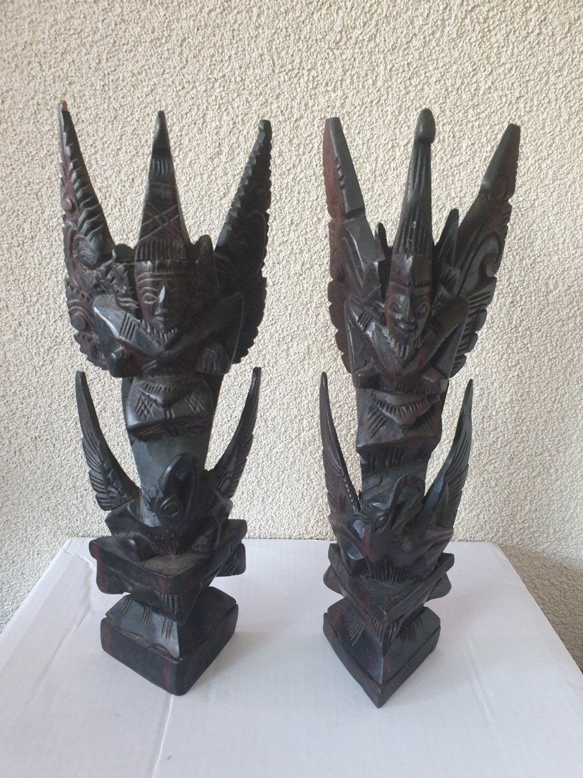 2 mooie Indonesische houtsnijwerken van donker hout. 25 cm, Houtsnijwerk, Ophalen of Verzenden, 20 - 50 cm, Hout