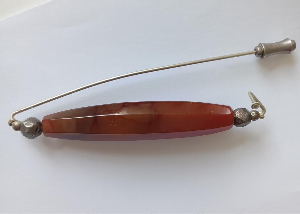 hoedenspeld met carneool, Sieraden, Tassen en Uiterlijk, Broches, Gebruikt, Overige materialen, Rood, 7 tot 10 cm, Met edelsteen