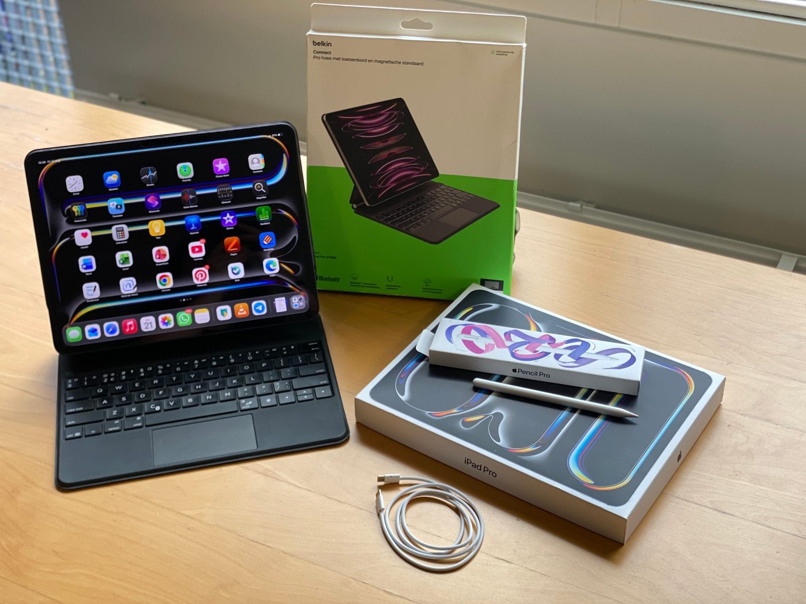 Apple iPad Pro 13-inch (M4) 256GB with accessories, Ophalen of Verzenden, Zo goed als nieuw, Apple iPad
