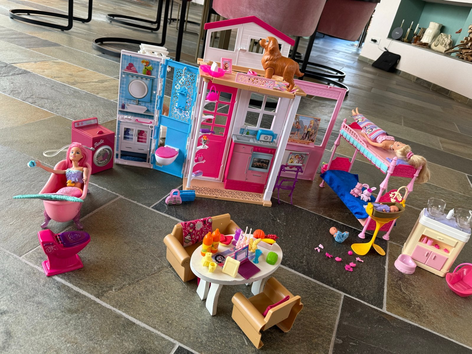 Grote Barbie set met huis, poppen en accessoires, Ophalen of Verzenden, Gebruikt, Barbie