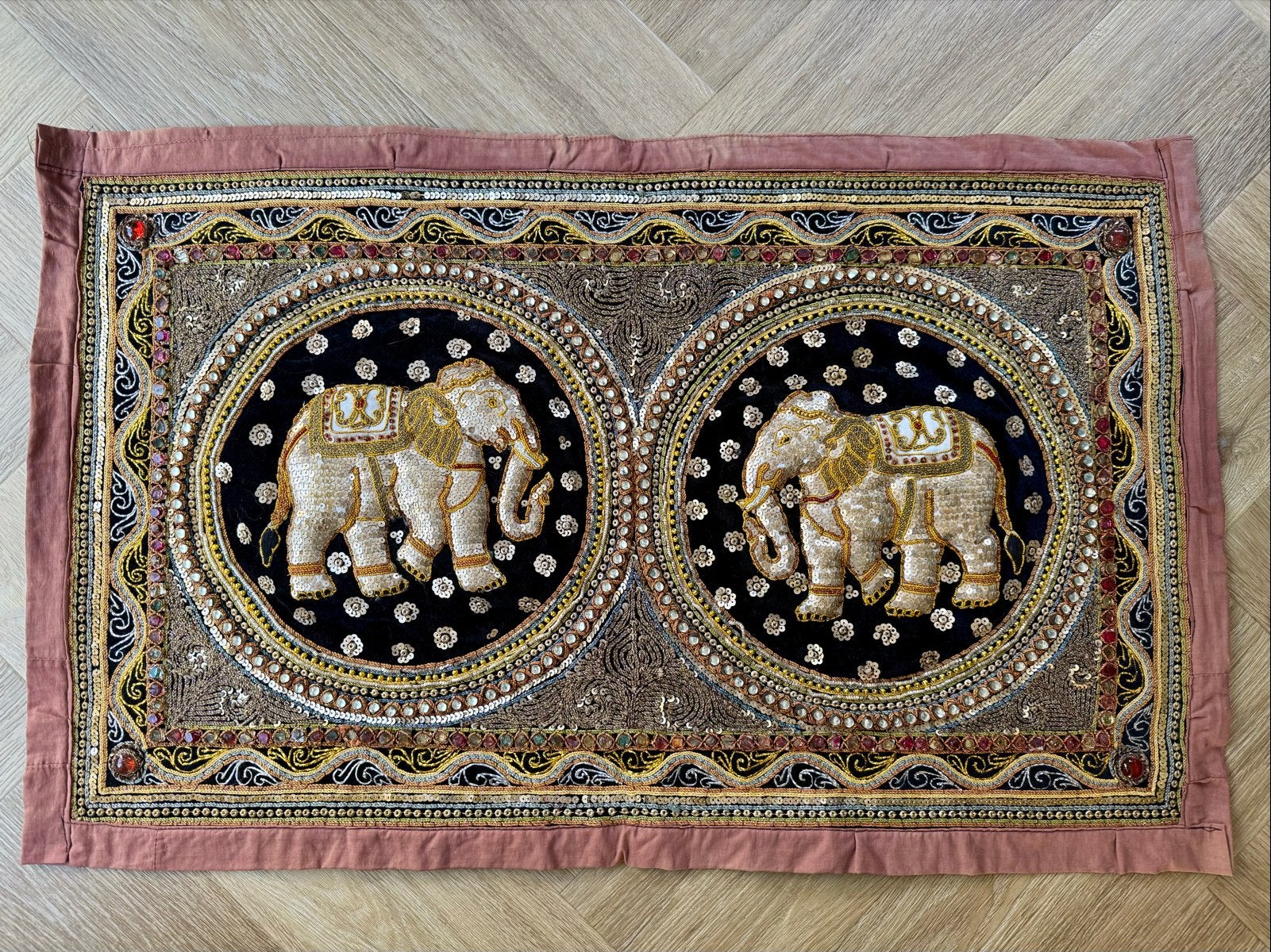 Birmaanse Kalaga wanddecoratie met olifanten, 79x50 cm, Wanddecoratie, Textiel, Verzenden, Handgemaakt