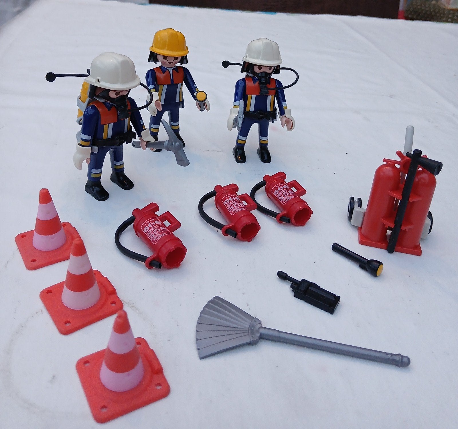 Playmobil, 2 Brandweer mannen, 1 vrouw en veel accessoires, Ophalen of Verzenden, Gebruikt