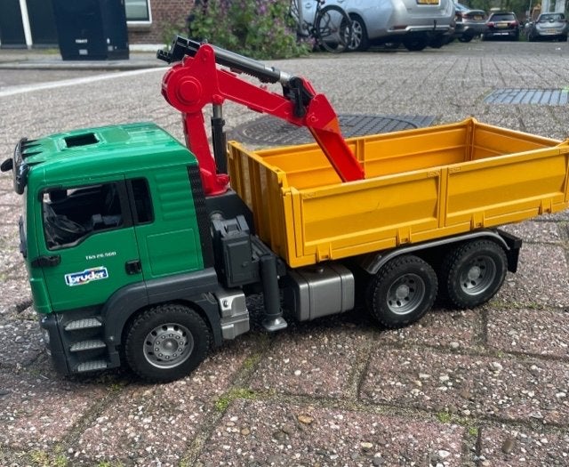 Grote speelgoed vrachtwagen, Ophalen