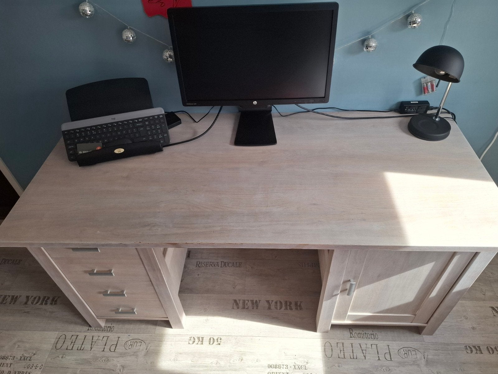Ruim houten bureau met lades en kast, Ophalen, Met lades, Gebruikt, Hout