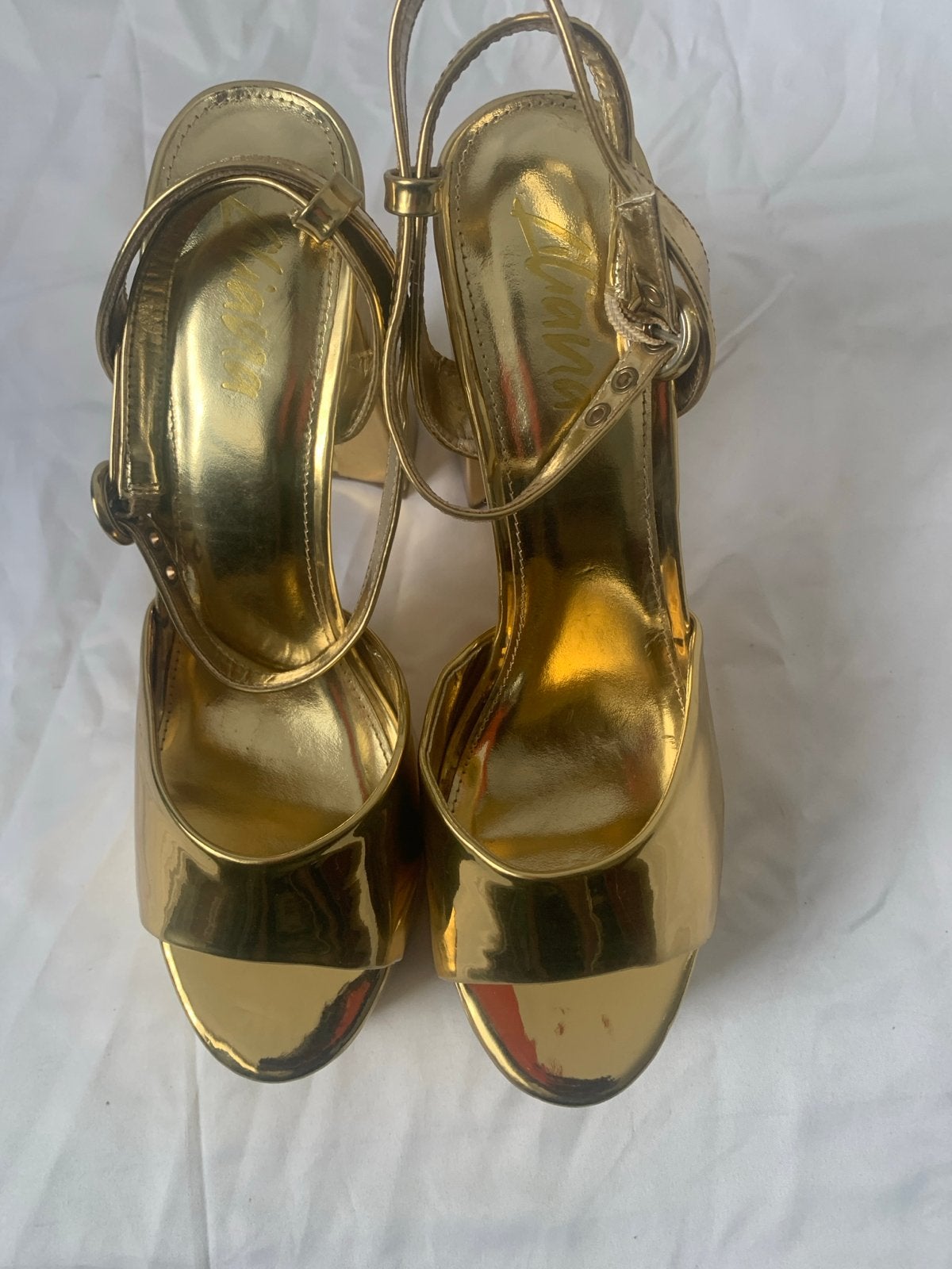 Nieuwe gouden hakken dames maat 43, Kleding | Dames, Schoenen, Ophalen of Verzenden, Nieuw, Overige kleuren, Pumps