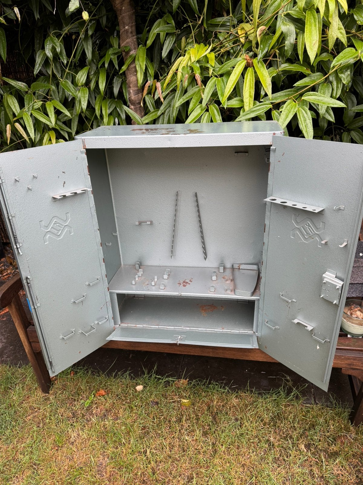 Vintage metalen gereedschapskast IZGST, Ophalen