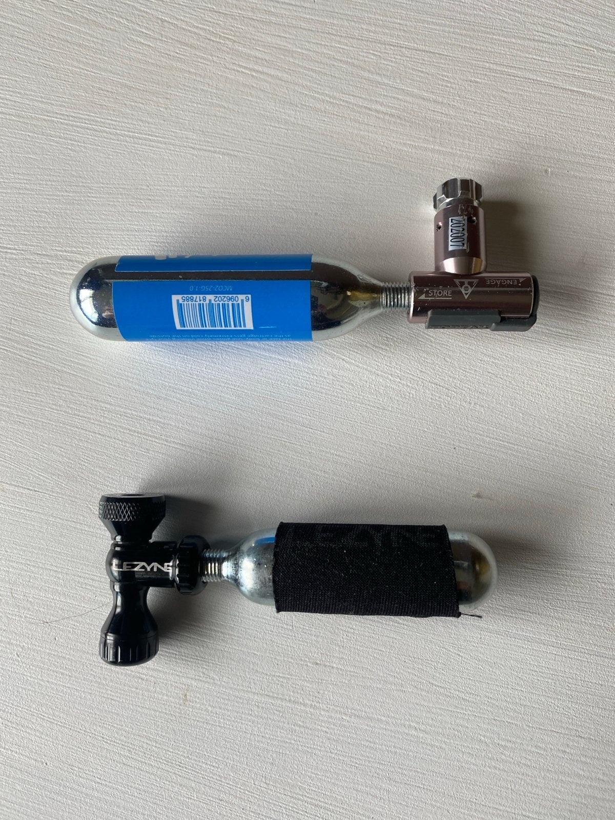 CO2-patroon pompen voor fietsbanden (2 stuks), Ophalen of Verzenden, Gebruikt